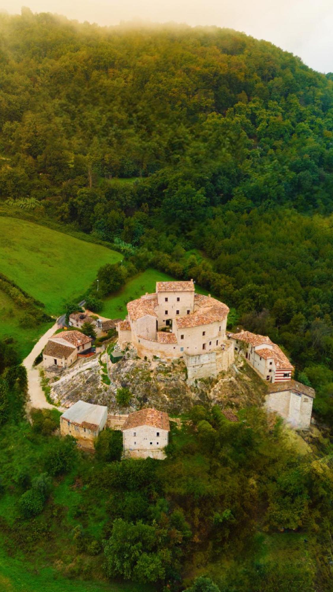 Отель Castel Di Luco Аквазанта-Терме Экстерьер фото