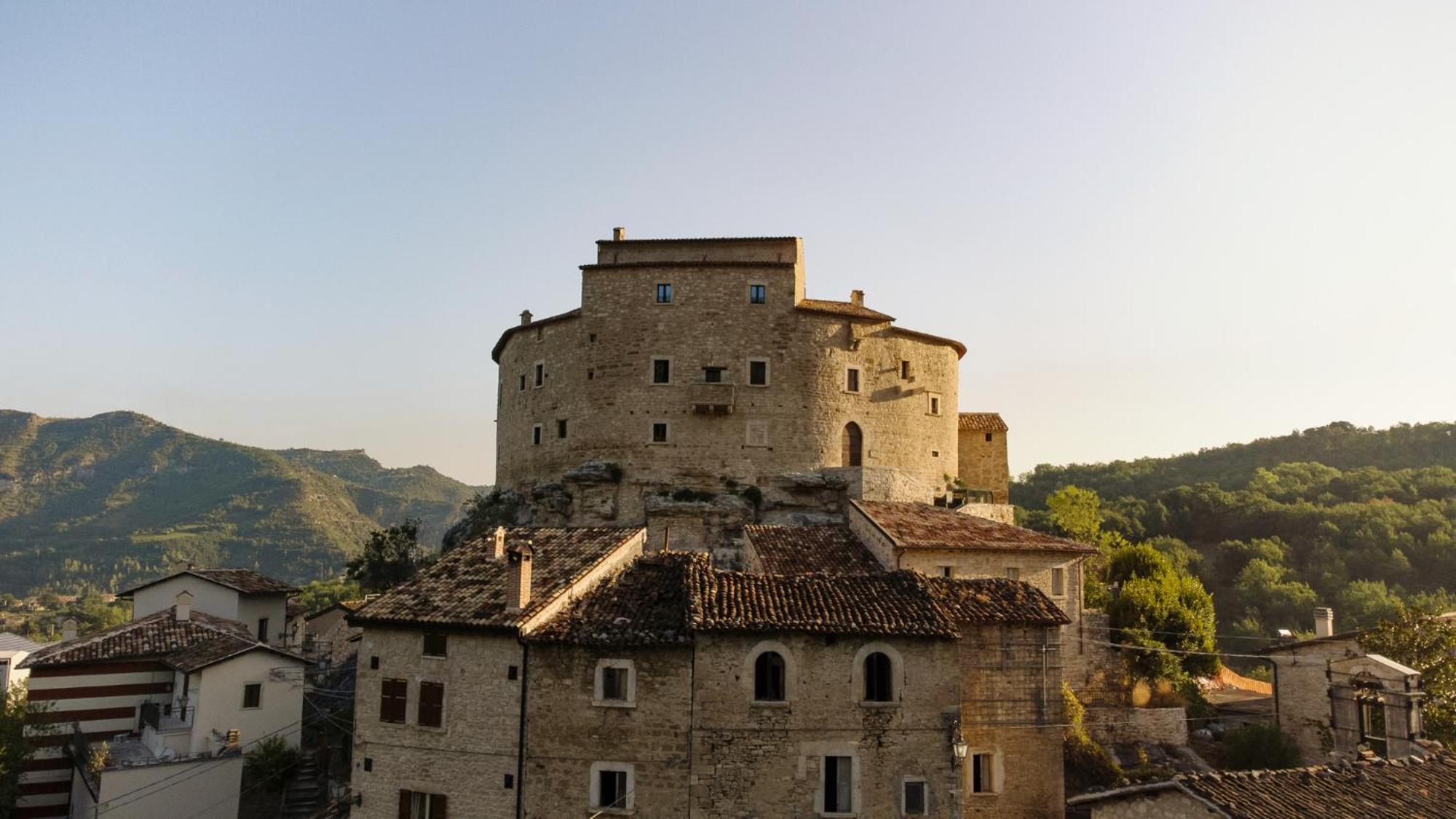 Отель Castel Di Luco Аквазанта-Терме Экстерьер фото